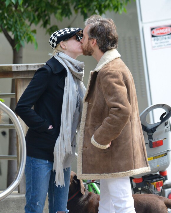 Exclusif - Anne Hathaway, blonde, et son mari Adam Shulman promenant leur chien à New York, le 13 mai 2013 : un joli baiser lors de leur balade