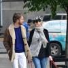 Exclusif - Anne Hathaway, blonde, et son mari Adam Shulman promenant leur chien à New York, le 13 mai 2013
