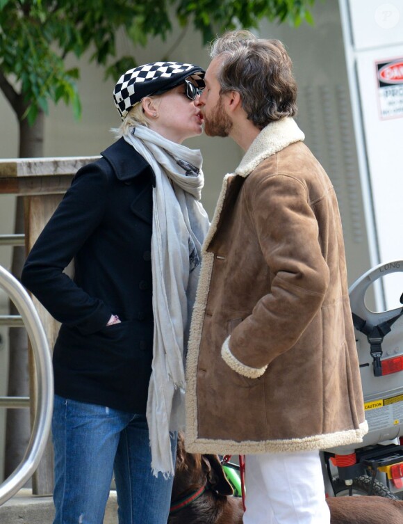 Exclusif - Follement amoureux, Anne Hathaway, blonde, et son mari Adam Shulman promenant leur chien à New York, le 13 mai 2013