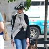 Exclusif - Anne Hathaway, blonde promenant leur chien à New York, le 13 mai 2013