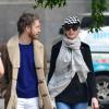 Exclusif - Anne Hathaway, blonde, et son mari Adam Shulman promenant leur chien à New York, le 13 mai 2013