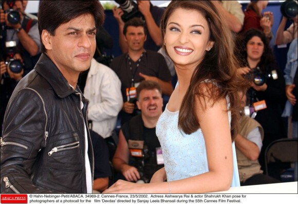 Aishwarya Rai et Shahrukh Khan posant pour le photocall de Devdas lors du Festival de Cannes 2002