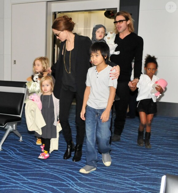 Brad Pitt et Angelina Jolie avec leurs enfants au Japon le 10 novembre 2011