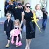 Angelina Jolie et ses enfants Shiloh, Knox et Vivienne à Sherman Oaks, le 28 octobre 2012