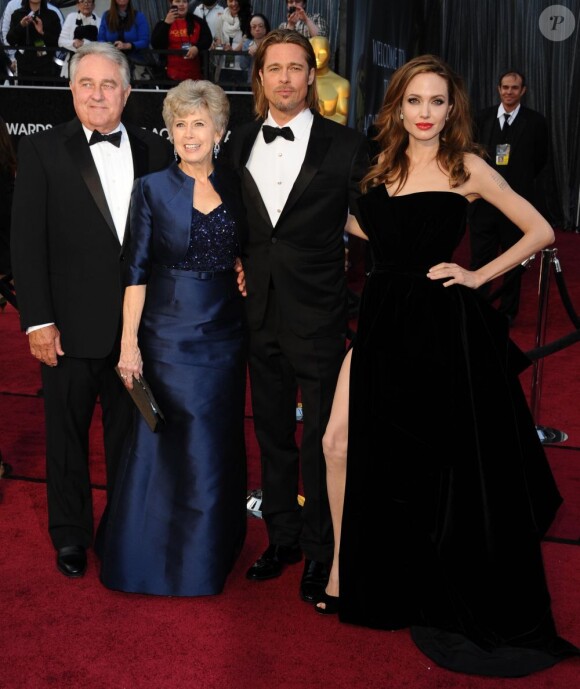 Angelina Jolie et Brad Pitt avec les parents de ce dernier, Jane et William Alvin Pitt lors de la cérémonie des Annual Academy Awards au Kodak Theatre de Los Angeles le 26 février 2012