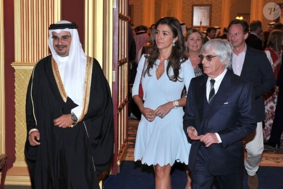 le prince Salman Bin Hamad Al Khalifa accompagné de Bernie Ecclestone et sa femme Slavica à Manama, capitale du Bahrain le 19 avril 2013