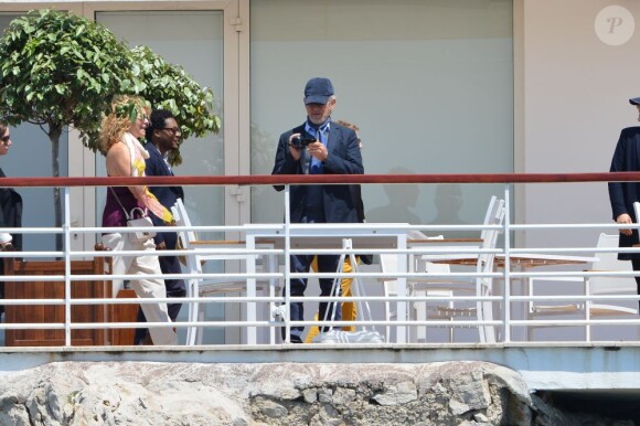 Steven Spielberg immortalise avec sa femme et Theo son séjour à l'hôtel Cap-Eden-Roc à Antibes, le 14 mai 2013.