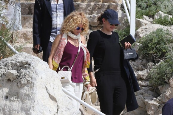 Kate Capshaw et sa fille quittent l'hôtel Cap-Eden-Roc à Antibes, le 14 mai 2013.