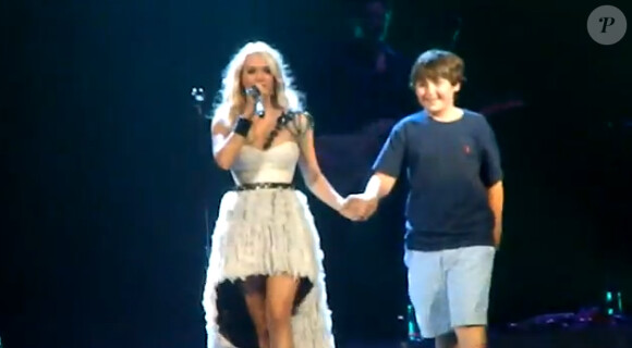 Concert de Carrie Underwood qui embrasse son fan à Louisville le 22 septembre 2012