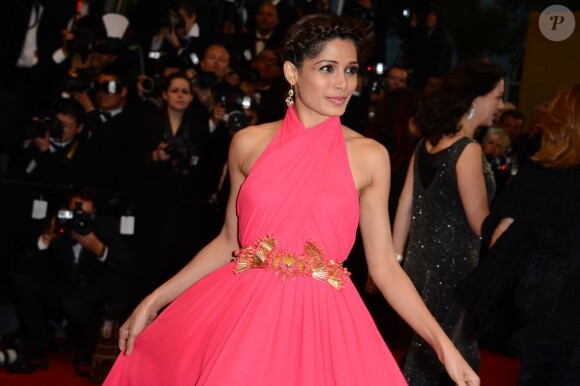 Freida Pinto sublime dans une robe Gucci, arrive au Palais des Festivals à Cannes pour la cérémonie d'ouverture le 15 mai 2013