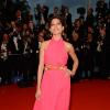 Freida Pinto sublime dans une robe Gucci, arrive au Palais des Festivals à Cannes pour la cérémonie d'ouverture le 15 mai 2013