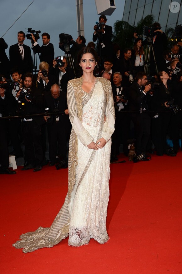Sonam Kapoor, renversante dans une tenue d'inspiration indienne pour l'ouverture du festival de Cannes 2013 le 15 mai