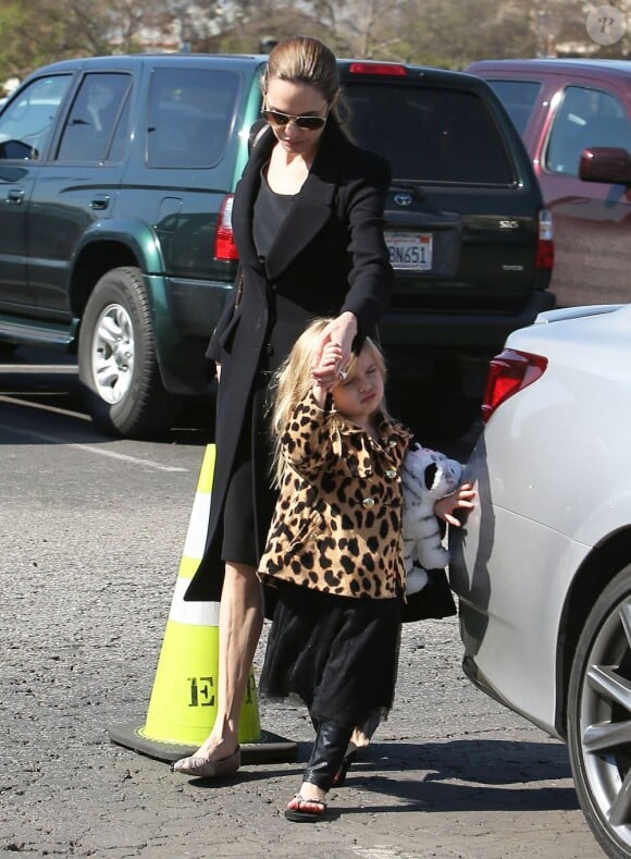 Angelina Jolie emmènent leurs enfants Knox et Vivienne au musée d'Histoire Naturelle pour la Saint-Valentin. A Los Angeles, le 14 février 2013.