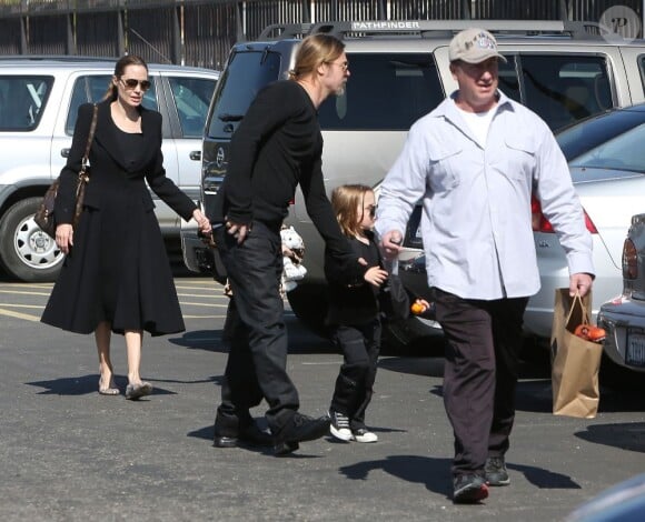Angelina Jolie et Brad Pitt emmènent leurs enfants Knox et Vivienne au musée d'Histoire Naturelle pour la Saint-Valentin. A Los Angeles, le 14 février 2013.