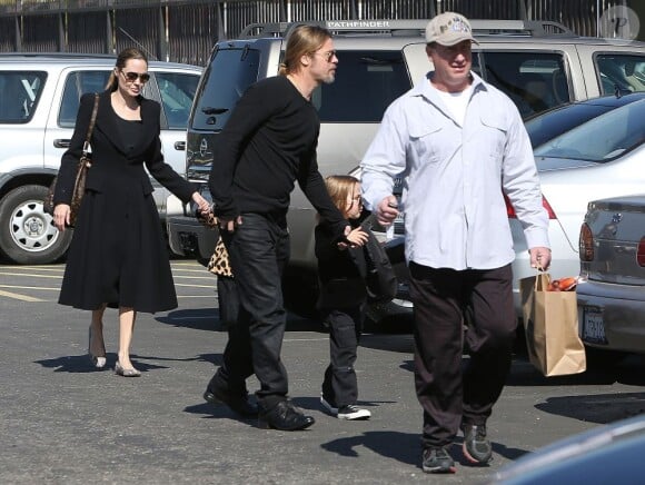Angelina Jolie et son compagnon Brad Pitt emmènent leurs enfants Knox et Vivienne au musée d'Histoire Naturelle pour la Saint-Valentin. A Los Angeles, le 14 février 2013.