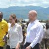 Angelina Jolie et William Hague se recueillent sur le memorial du génocide de Kigali en République du Congo, le 25 mars 2013.