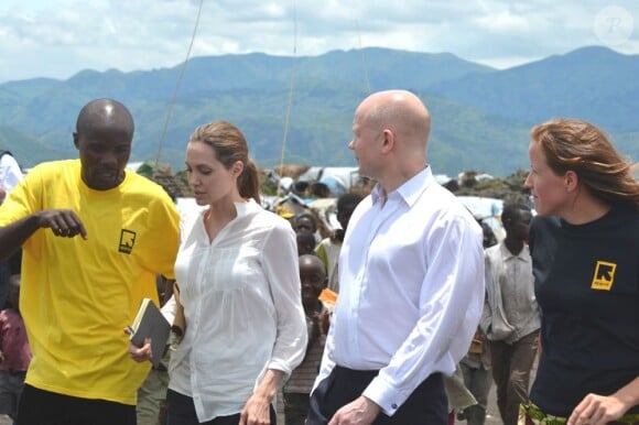 Angelina Jolie et William Hague se recueillent sur le memorial du génocide de Kigali en République du Congo, le 25 mars 2013.