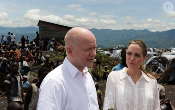 Angelina Jolie et William Hague visitent le Nzolo camp en République du Congo, le 26 Mars 2013.