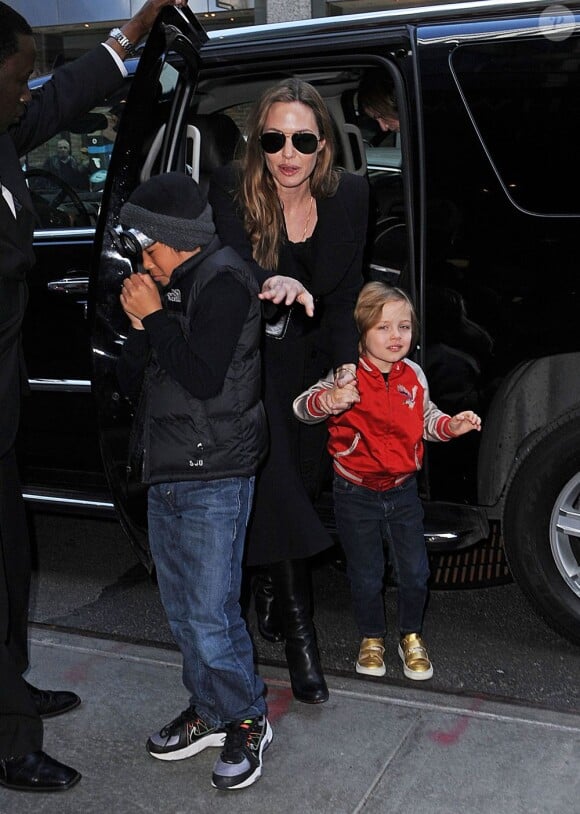 Angelina Jolie emmène ses enfants Pax et Shiloh dans le célèbre magasin de jouets FAO Schwarz à New York, le 5 avril 2013.