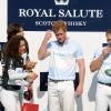 L'épouse de Tommy Lee Jones, Dawn Jones, félicite le prince Harry pour sa victoire lors du match Sentebale Royal Salute Polo Cup à Greenwich, Connecticut, le 15 mai 2013 lors de la visite officielle aux Etats-Unis.