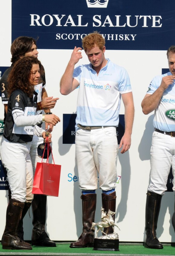 L'épouse de Tommy Lee Jones, Dawn Jones, félicite le prince Harry pour sa victoire lors du match Sentebale Royal Salute Polo Cup à Greenwich, Connecticut, le 15 mai 2013 lors de la visite officielle aux Etats-Unis.
