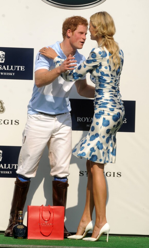 Karolina Kurkova félicite le prince Harry après sa victoire lors du match Sentebale Royal Salute Polo Cup à Greenwich, Connecticut, le 15 mai 2013 lors de sa visite officielle aux Etats-Unis.