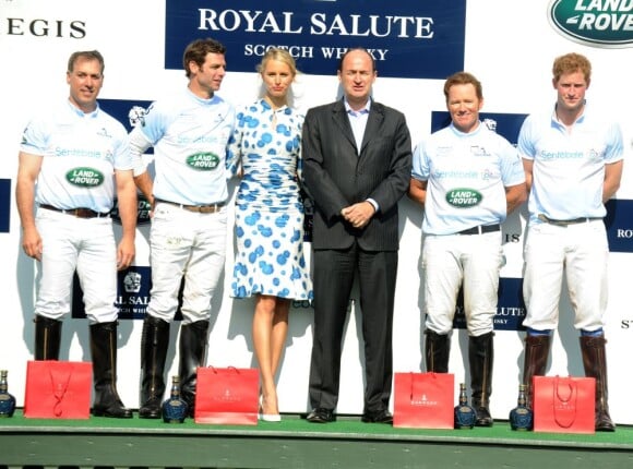 Karolina Kurkova, Michael Carrazza, Malcolm Borwick, le prince Harry et Marc Ganzi lors du match Sentebale Royal Salute Polo Cup à Greenwich, Connecticut, le 15 mai 2013 lors de la visite officielle du prince Harry aux Etats-Unis.