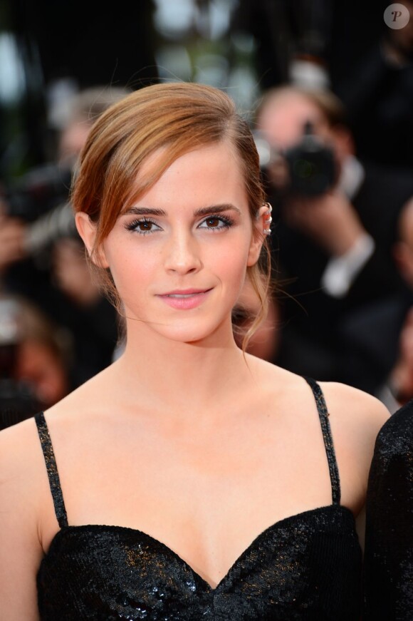 Emma Watson pose pour la montée des marches du film The Bling Ring pour l'ouverture d'Un Certain Regard au Festival du film de Cannes, le 16 mai 2013.