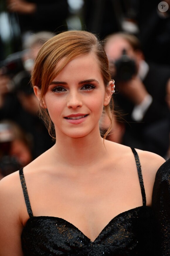 Emma Watson radieuse pour la montée des marches du film The Bling Ring pour l'ouverture d'Un Certain Regard au Festival du film de Cannes, le 16 mai 2013.