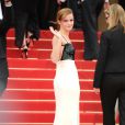 Emma Watson salue ses fans pendant la montée des marches du film The Bling Ring pour l'ouverture d'Un Certain Regard au Festival du film de Cannes, le 16 mai 2013.
