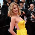 Ludivine Sagnier pose en jaune pour la montée des marches du film The Bling Ring pour l'ouverture d'Un Certain Regard au Festival du film de Cannes, le 16 mai 2013.