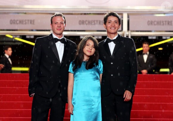 Armando Espitia, Andrea Vergara et Amat Escalante pendant la montée des marches du film Heli au Festival de Cannes 2013, le 16 mai.
