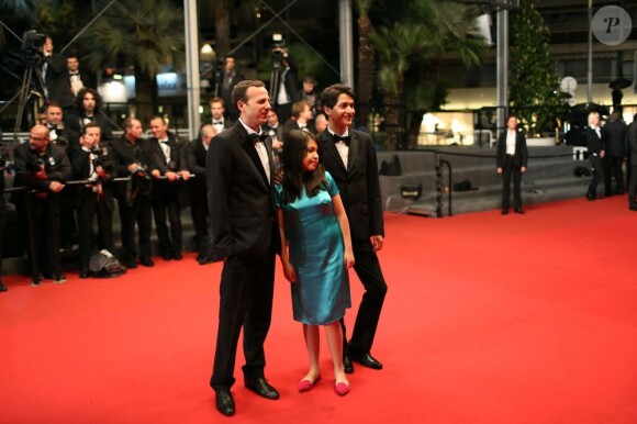 Amat Escalante, Andrea Vergara et Armando Espitia montent les marches pour Heli au Festival de Cannes 2013, le 16 mai.