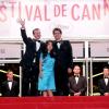 Armando Espitia, Andrea Vergara et Amat Escalante saluent le public à la montée des marches au Festival de Cannes 2013, le 16 mai.