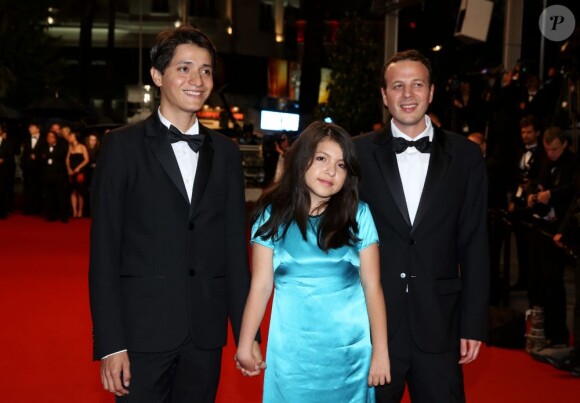 Armando Espitia, Andrea Vergara et Amat Escalante durant la montée des marches au Festival de Cannes 2013, le 16 mai.