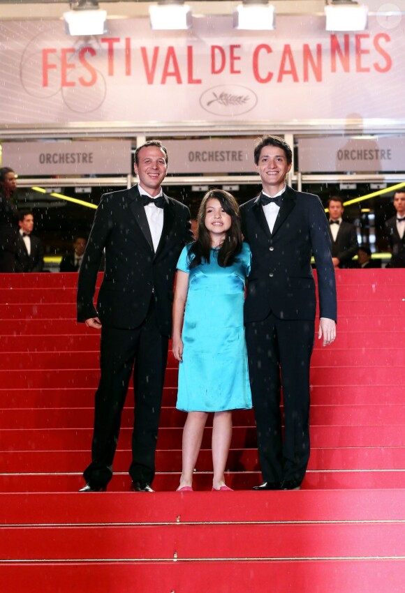 Armando Espitia, Andrea Vergara et Amat Escalante pendant la montée des marches au Festival de Cannes 2013, le 16 mai.