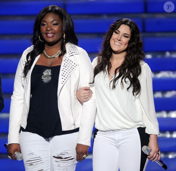 Candice Glover (à gauche) et Kree Harrison (à droite) sur la scène de la finale de la 12e saison d'American Idol, à Los Angeles, le 16 mai 2013.