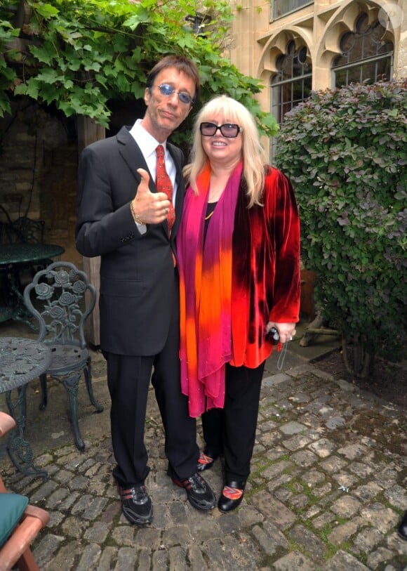 Robin Gibb et sa femme Dwina à leur domaine d'Oxford "The Prebendal", le 14 juin 2011.