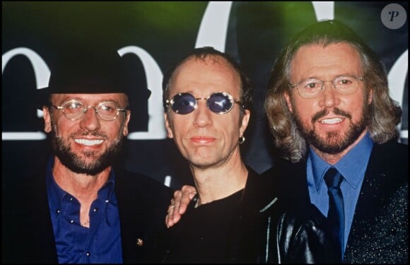 Maurice, Robin et Barry Gibb, des Bee Gees, à Londres, le 3 juin 1998. 