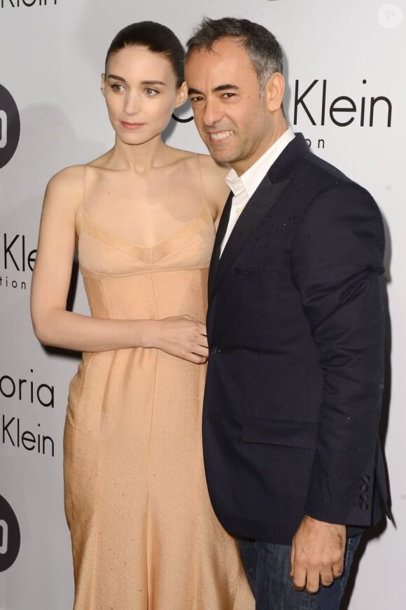 Rooney Mara et Francisco Costa, directeur artistique de Calvin Klein, lors de la soirée Calvin Klein à l'Ecrin Plage. Cannes, le 16 mai 2013.