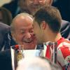 Le roi Juan Carlos Ier d'Espagne heureux de remettre le trophée à Gabi Fernandez, capitaine de l'Atletico, le 17 mai 2013 à Santiago Bernabeu à l'issue de la finale de la Coupe du Roi, marquée par la victoire de l'Atletico aux dépens du Real, 2-1 après prolongations.