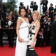 Hofit Golan et Cindy Fabre posent pendant la montée des marches du film Inside Llewyn Davis lors du 66e festival du film de Cannes, le 19 mai 2013.