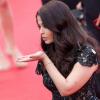 Aishwarya Rai envoie un baiser à l'occasion de la soirée célèbrant le centenaire du cinéma indien lors du 66e Festival du film de Cannes, le 19 mai 2013.