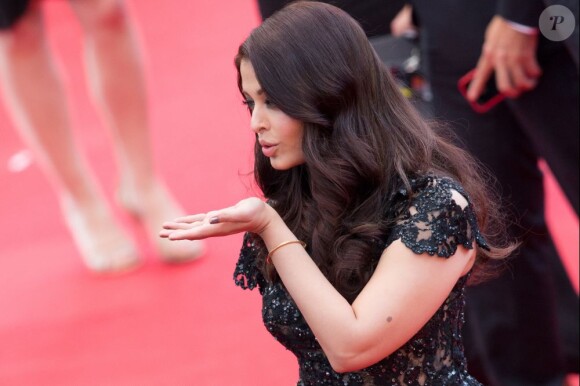 Aishwarya Rai envoie un baiser à l'occasion de la soirée célèbrant le centenaire du cinéma indien lors du 66e Festival du film de Cannes, le 19 mai 2013.