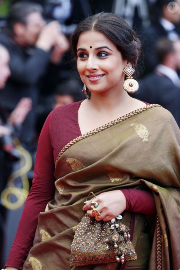Vidya Balan pendant la montée des marches pour la soirée célèbrant le centenaire du cinéma indien lors du 66e Festival du film de Cannes, le 19 mai 2013.