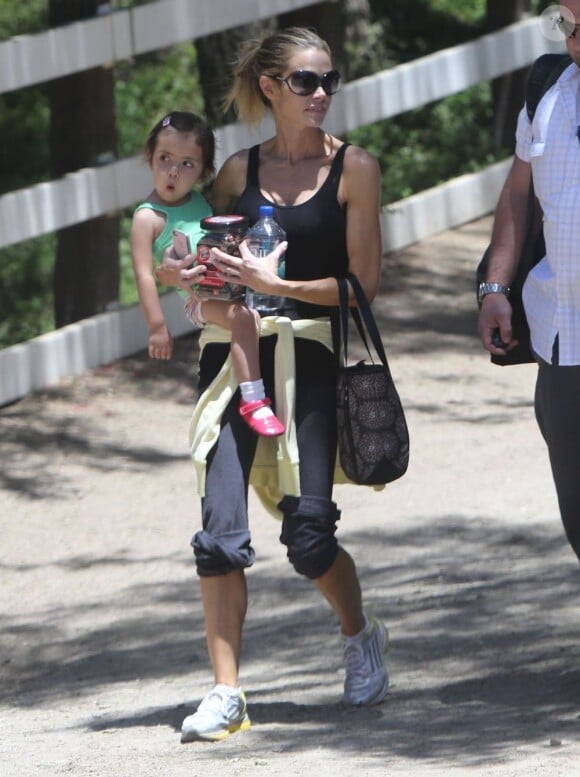 Denise Richards emmène ses filles Sam, Lola et Eloise faire du cheval à Los Angeles, le 19 mai 2013.