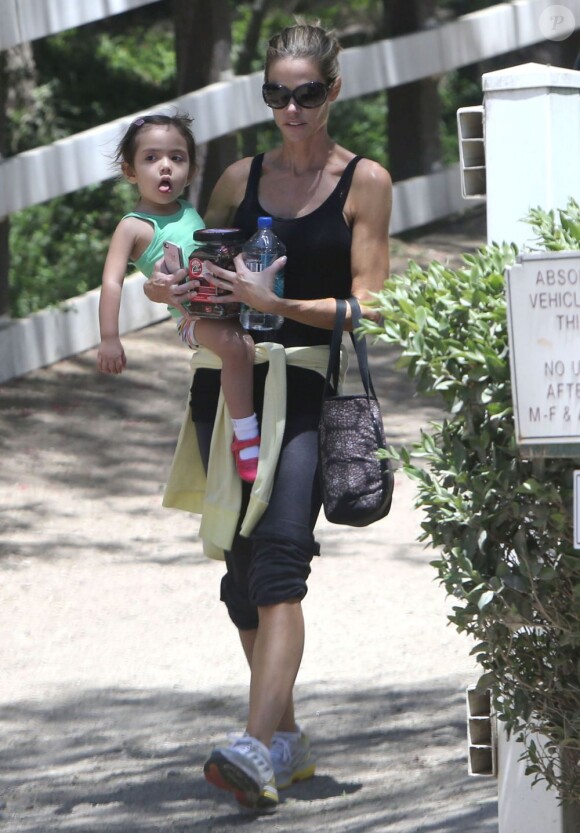 L'actrice Denise Richards emmène ses filles Sam, Lola et Eloise faire du cheval à Los Angeles, le 19 mai 2013.