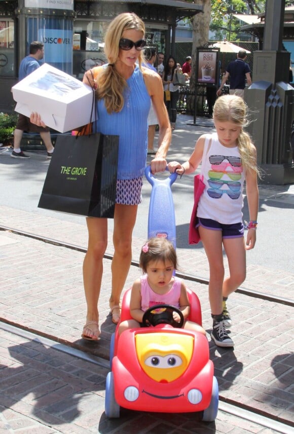 L'actrice Denise Richards avec ses filles Eloise et Lola au célèbre centre commercial The Grove à Hollywood, le 18 mai 2013.