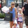 Denise Richards avec ses filles Eloise et Lola au célèbre centre commercial The Grove à Hollywood, le 18 mai 2013.
