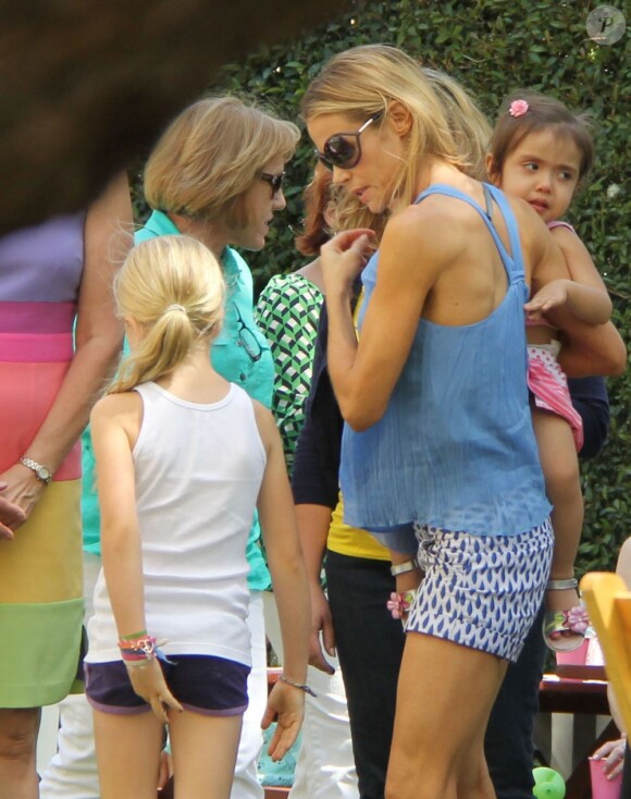 Denise Richards, musclée et amincie, avec ses filles Eloise et Lola au célèbre centre commercial The Grove à Hollywood, le 18 mai 2013.